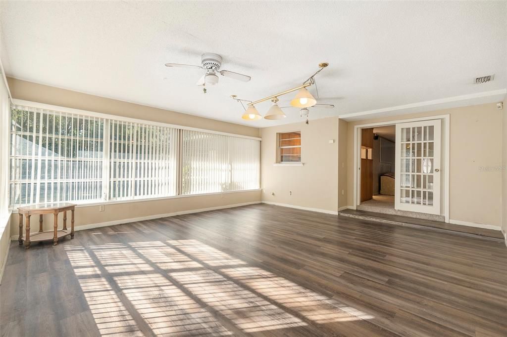 На продажу: $375,000 (4 спален, 3 ванн, 2304 Квадратных фут)