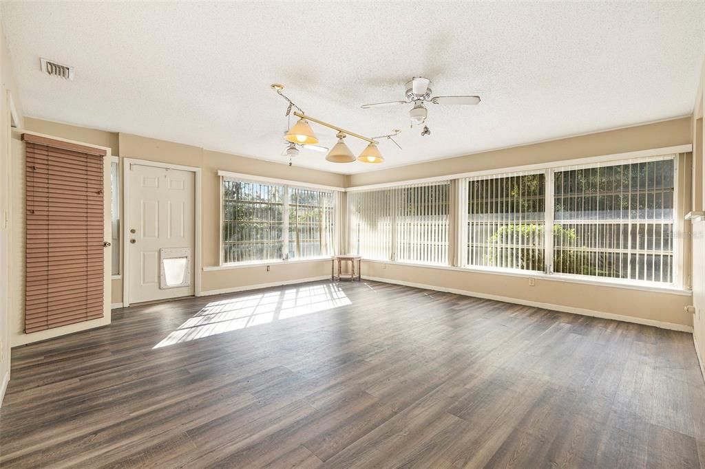 На продажу: $375,000 (4 спален, 3 ванн, 2304 Квадратных фут)