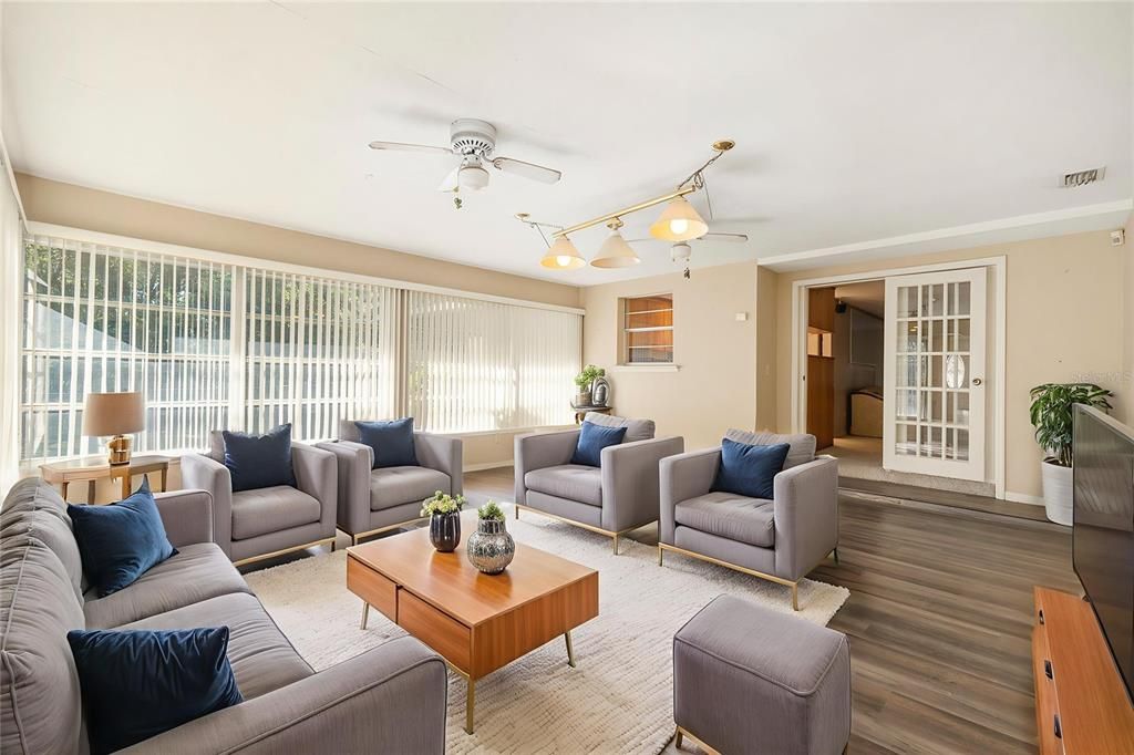 На продажу: $375,000 (4 спален, 3 ванн, 2304 Квадратных фут)