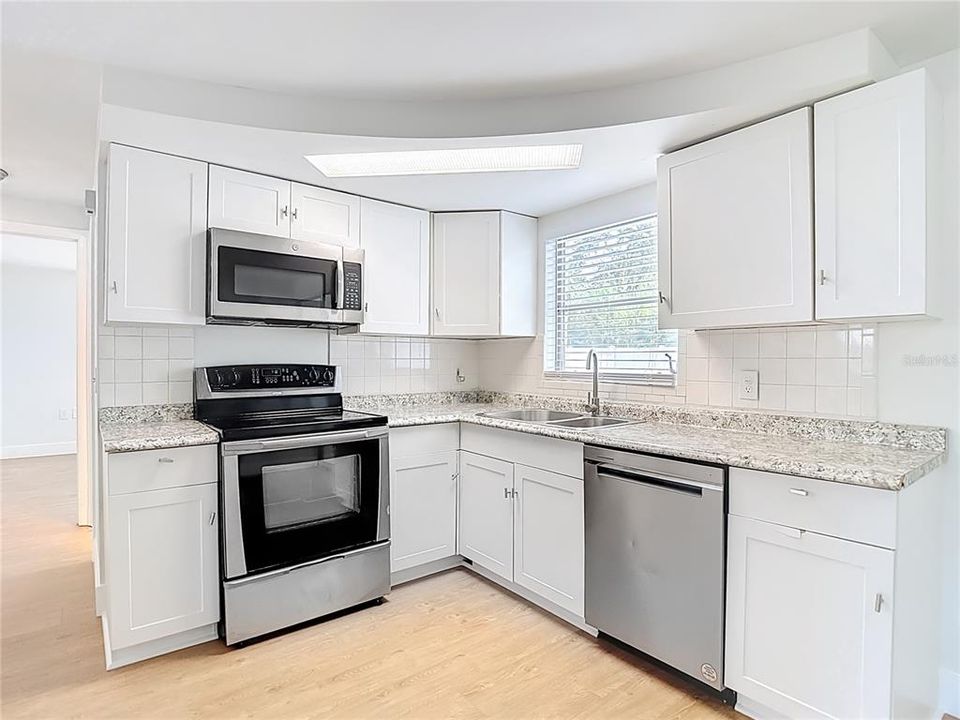 待售: $239,999 (2 贝兹, 2 浴室, 1044 平方英尺)