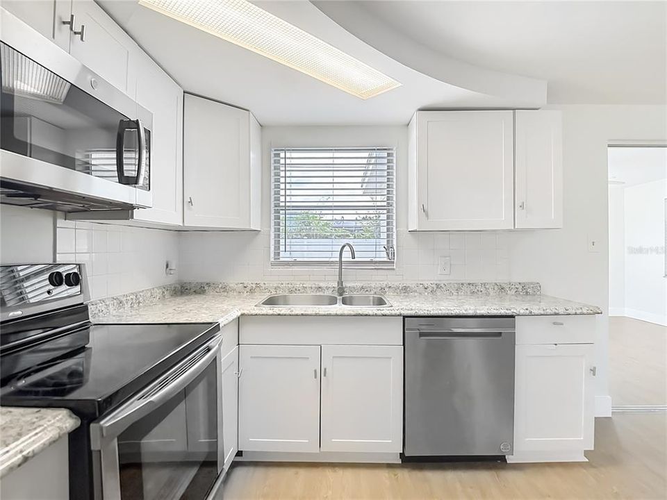 待售: $239,999 (2 贝兹, 2 浴室, 1044 平方英尺)