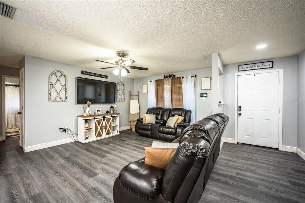 Active With Contract: $300,000 (3 beds, 2 baths, 1324 Square Feet)