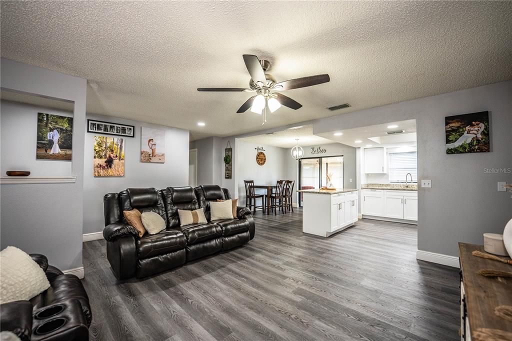 Active With Contract: $300,000 (3 beds, 2 baths, 1324 Square Feet)