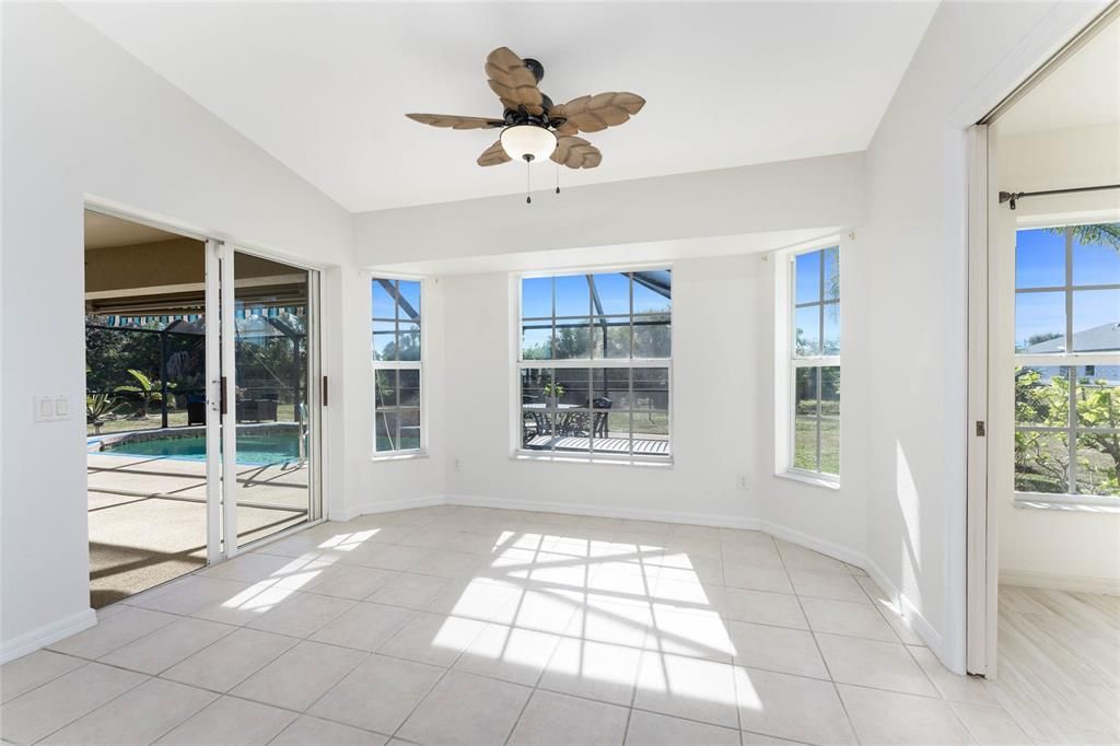 合同活跃: $319,000 (3 贝兹, 2 浴室, 1957 平方英尺)