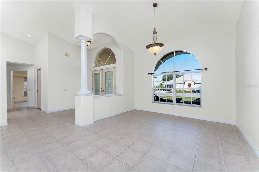 合同活跃: $319,000 (3 贝兹, 2 浴室, 1957 平方英尺)