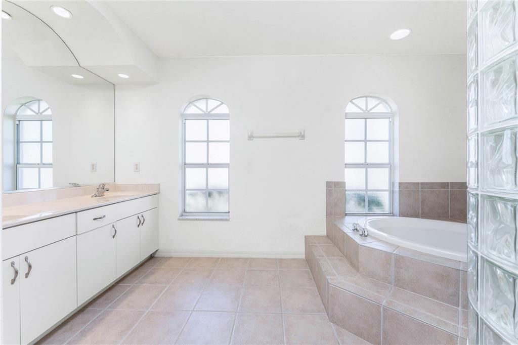 合同活跃: $319,000 (3 贝兹, 2 浴室, 1957 平方英尺)