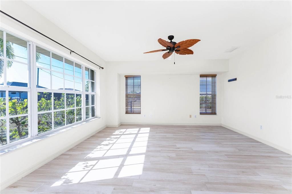 合同活跃: $319,000 (3 贝兹, 2 浴室, 1957 平方英尺)