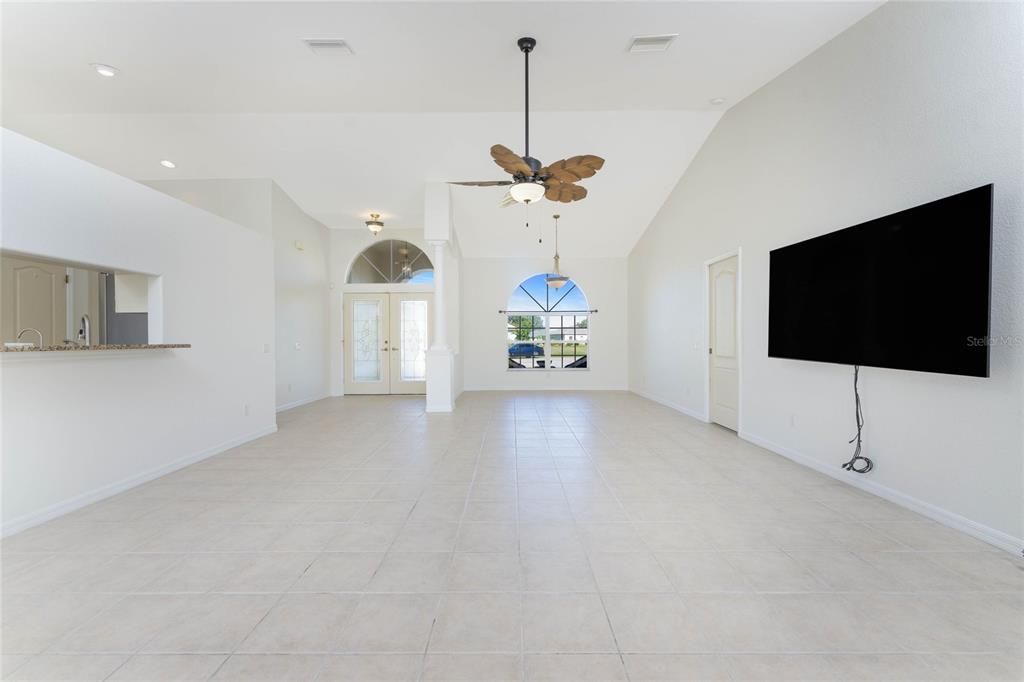 合同活跃: $319,000 (3 贝兹, 2 浴室, 1957 平方英尺)