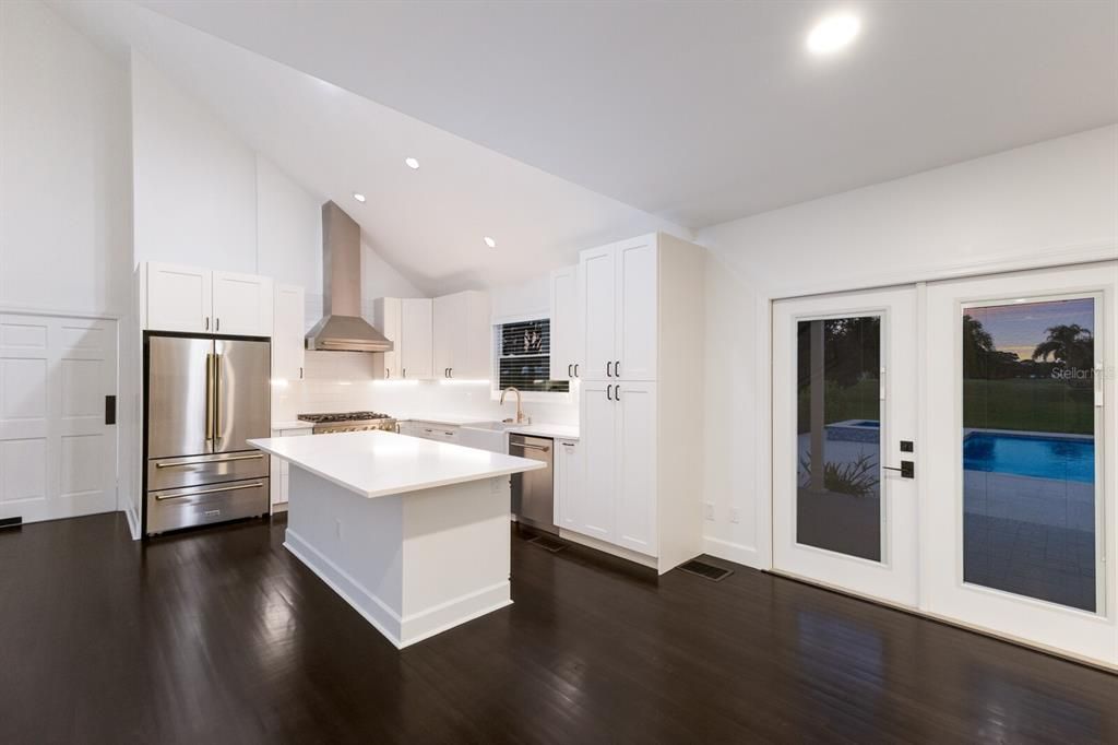 На продажу: $2,499,999 (4 спален, 2 ванн, 3271 Квадратных фут)