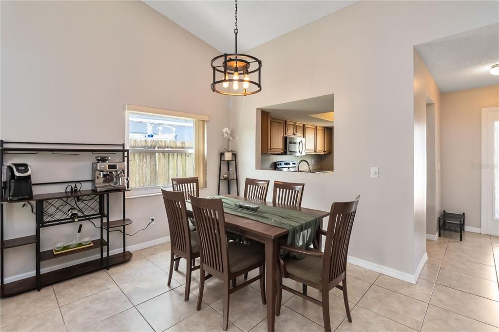 合同活跃: $375,000 (3 贝兹, 2 浴室, 1226 平方英尺)