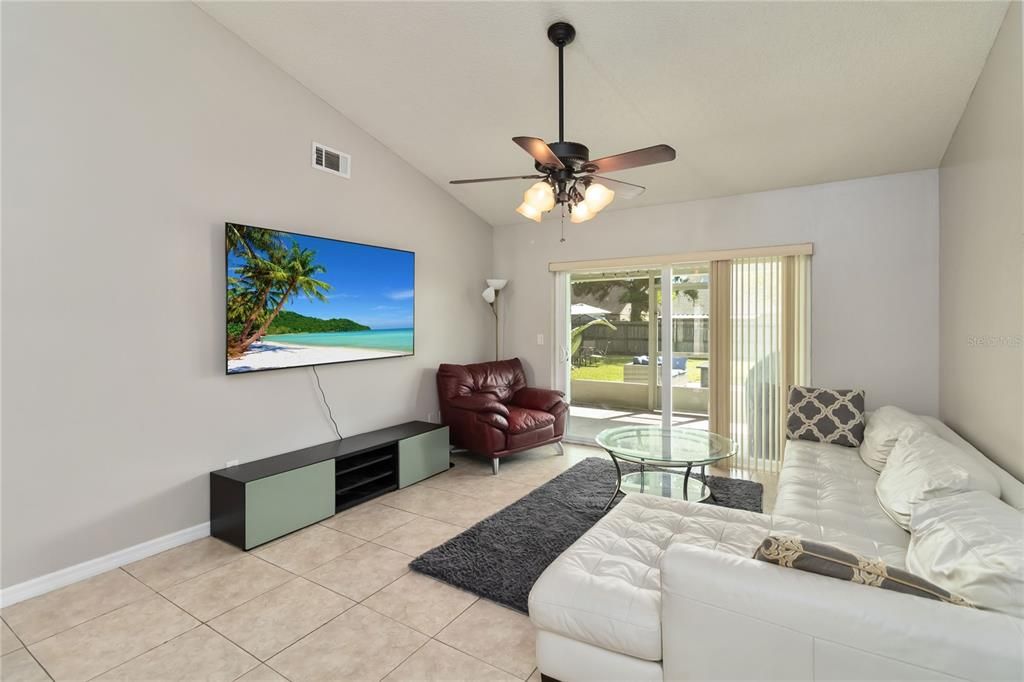 合同活跃: $375,000 (3 贝兹, 2 浴室, 1226 平方英尺)