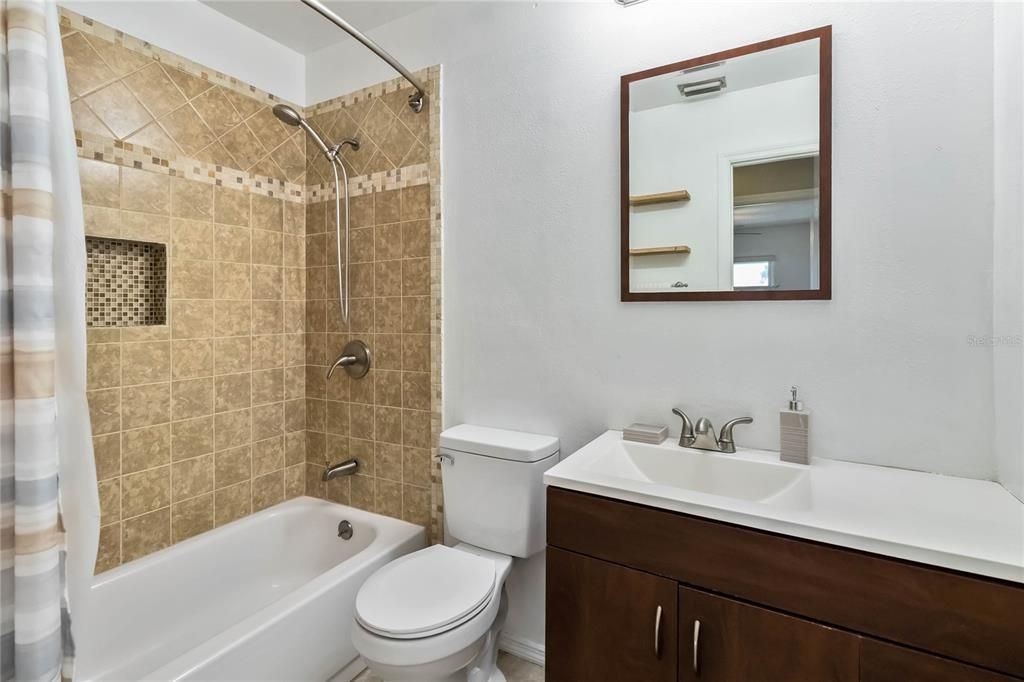 合同活跃: $375,000 (3 贝兹, 2 浴室, 1226 平方英尺)