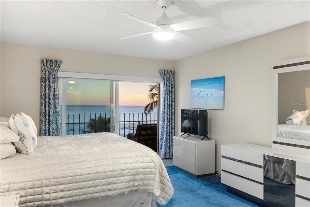 На продажу: $1,090,000 (2 спален, 2 ванн, 1275 Квадратных фут)