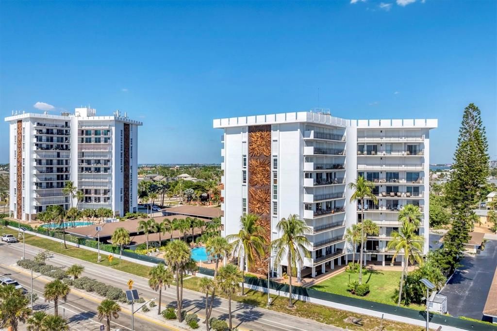 На продажу: $1,090,000 (2 спален, 2 ванн, 1275 Квадратных фут)