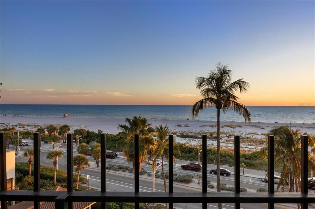 На продажу: $1,090,000 (2 спален, 2 ванн, 1275 Квадратных фут)