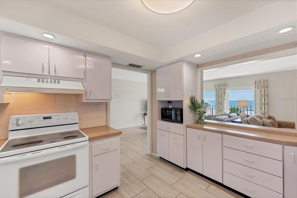 На продажу: $1,090,000 (2 спален, 2 ванн, 1275 Квадратных фут)