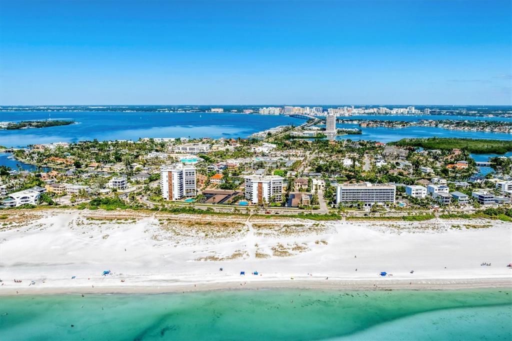 На продажу: $1,090,000 (2 спален, 2 ванн, 1275 Квадратных фут)