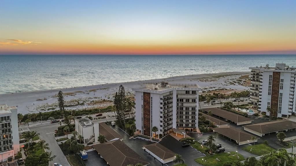 На продажу: $1,090,000 (2 спален, 2 ванн, 1275 Квадратных фут)