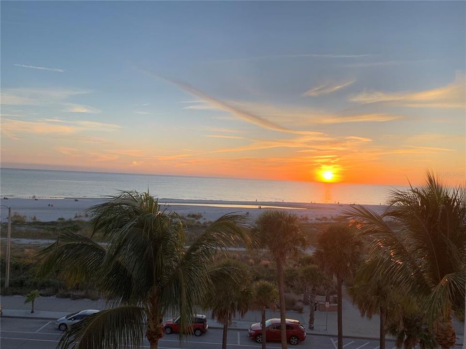 На продажу: $1,090,000 (2 спален, 2 ванн, 1275 Квадратных фут)