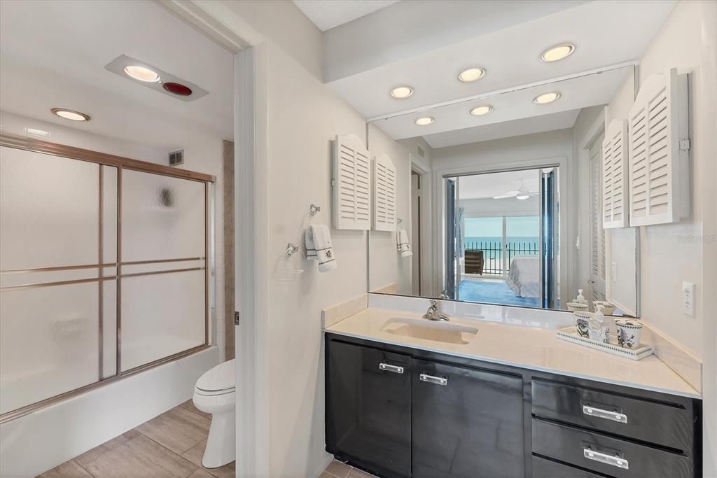 На продажу: $1,090,000 (2 спален, 2 ванн, 1275 Квадратных фут)