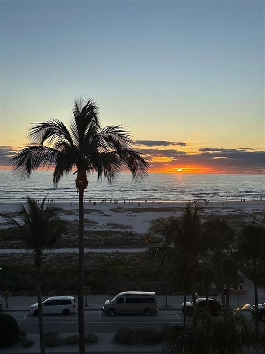 На продажу: $1,090,000 (2 спален, 2 ванн, 1275 Квадратных фут)