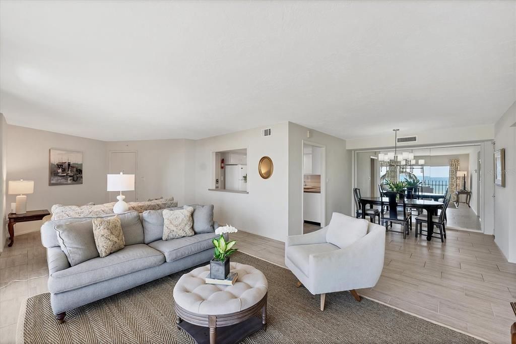 На продажу: $1,090,000 (2 спален, 2 ванн, 1275 Квадратных фут)