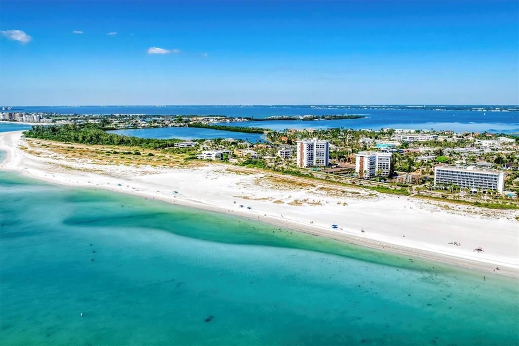 На продажу: $1,090,000 (2 спален, 2 ванн, 1275 Квадратных фут)