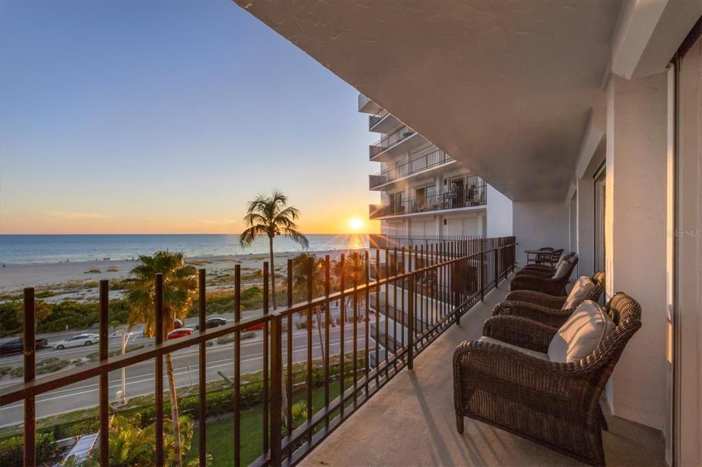 На продажу: $1,090,000 (2 спален, 2 ванн, 1275 Квадратных фут)