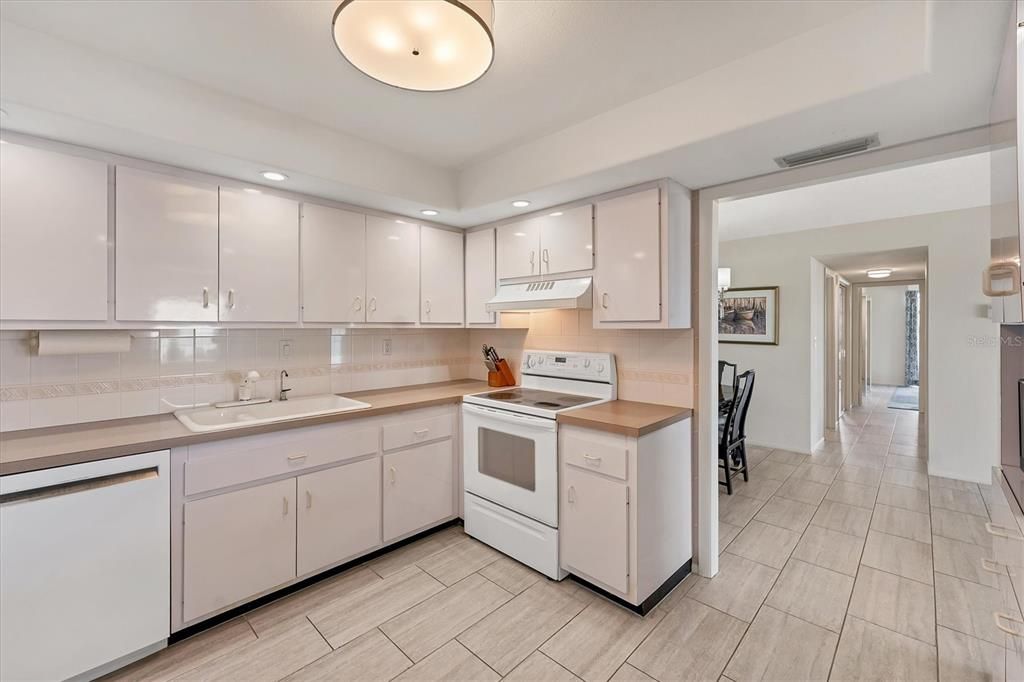 На продажу: $1,090,000 (2 спален, 2 ванн, 1275 Квадратных фут)