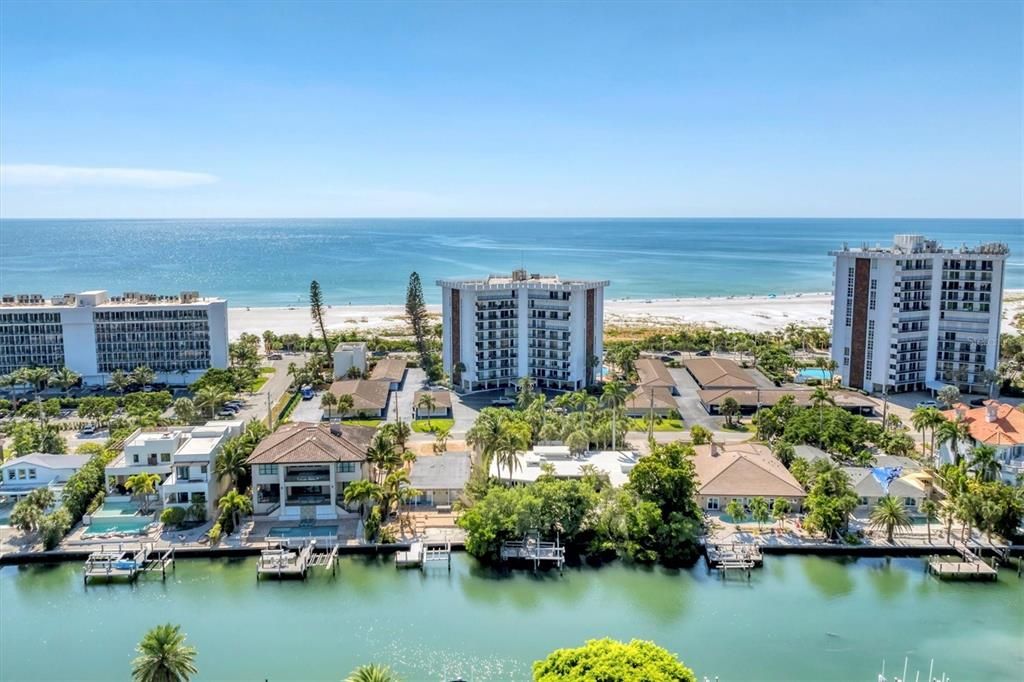 На продажу: $1,090,000 (2 спален, 2 ванн, 1275 Квадратных фут)