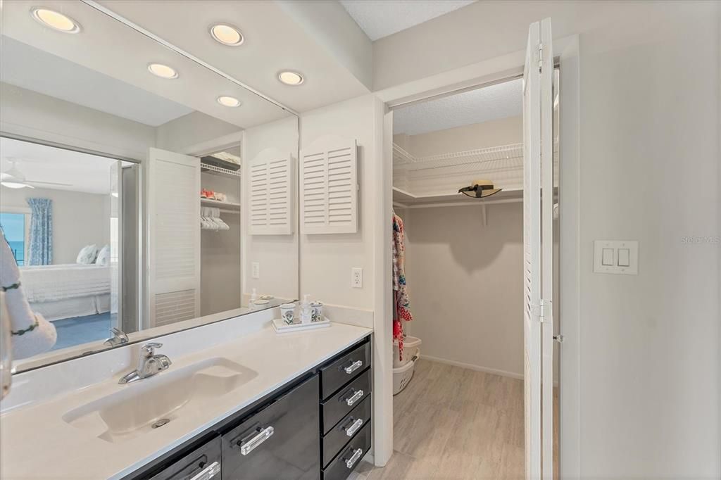 На продажу: $1,090,000 (2 спален, 2 ванн, 1275 Квадратных фут)