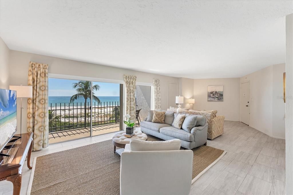 На продажу: $1,090,000 (2 спален, 2 ванн, 1275 Квадратных фут)