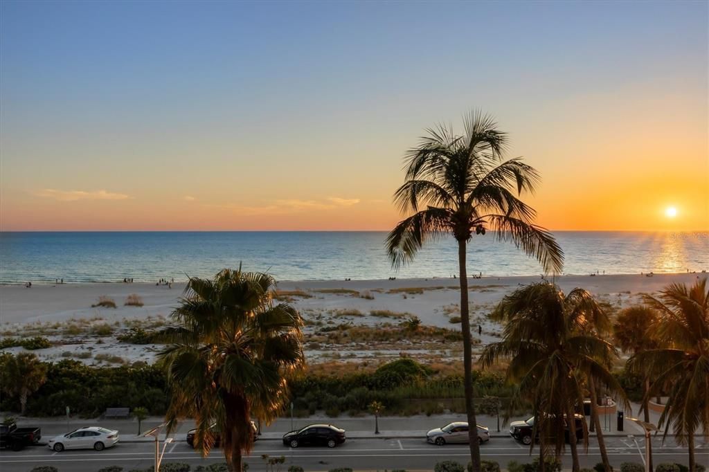 На продажу: $1,090,000 (2 спален, 2 ванн, 1275 Квадратных фут)