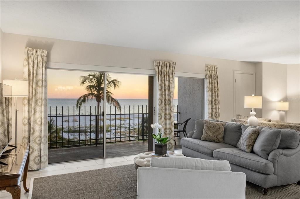 На продажу: $1,090,000 (2 спален, 2 ванн, 1275 Квадратных фут)