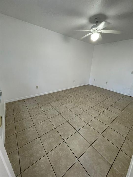 Под контрактом: $1,150 (1 спален, 1 ванн, 1000 Квадратных фут)