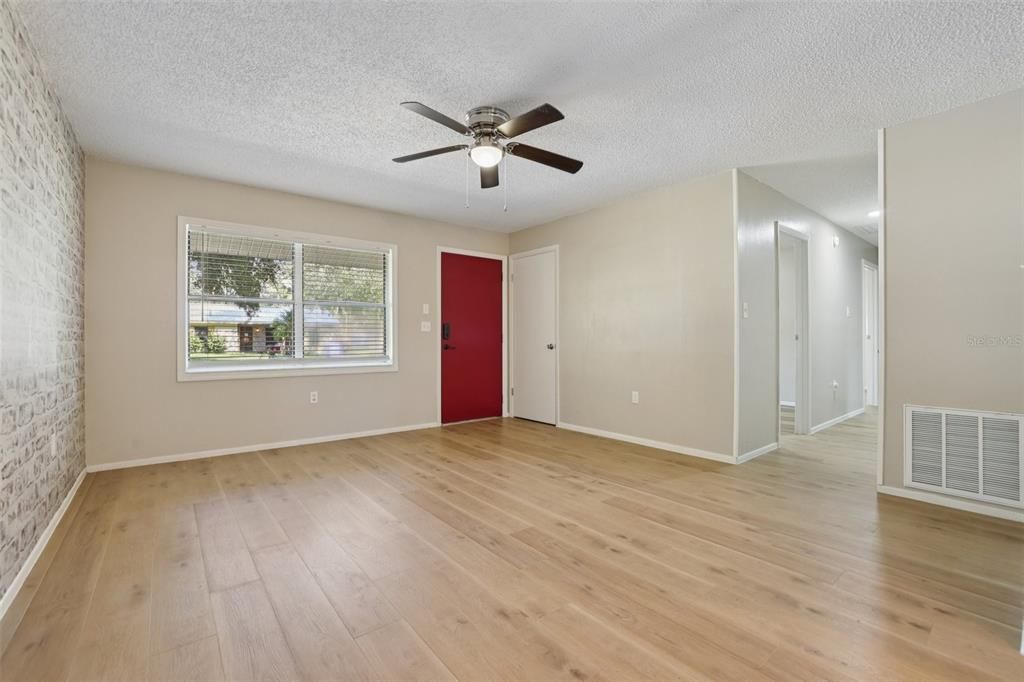 Под контрактом: $250,000 (3 спален, 1 ванн, 988 Квадратных фут)