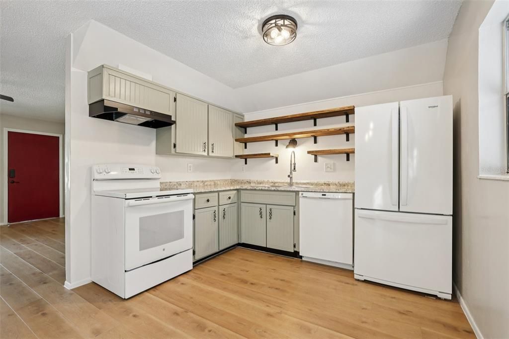 Под контрактом: $250,000 (3 спален, 1 ванн, 988 Квадратных фут)