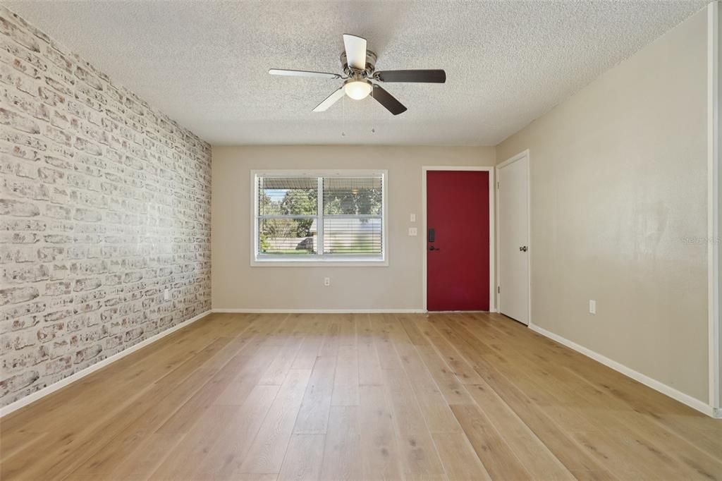 Под контрактом: $250,000 (3 спален, 1 ванн, 988 Квадратных фут)