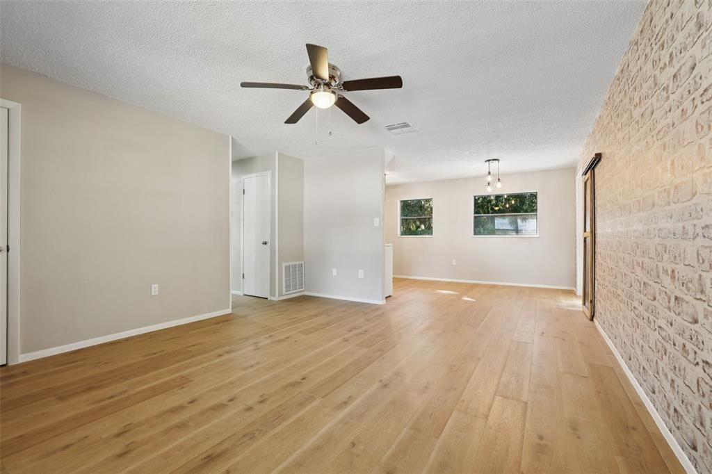 Под контрактом: $250,000 (3 спален, 1 ванн, 988 Квадратных фут)