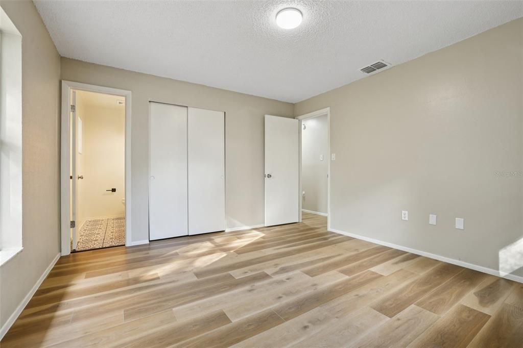 Под контрактом: $250,000 (3 спален, 1 ванн, 988 Квадратных фут)