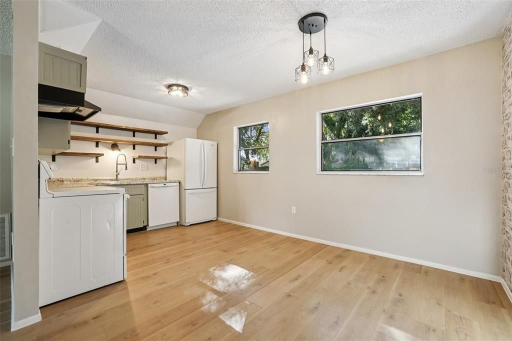 Под контрактом: $250,000 (3 спален, 1 ванн, 988 Квадратных фут)