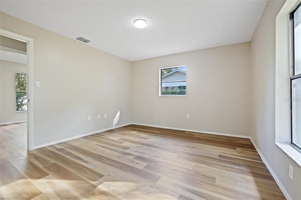 Под контрактом: $250,000 (3 спален, 1 ванн, 988 Квадратных фут)