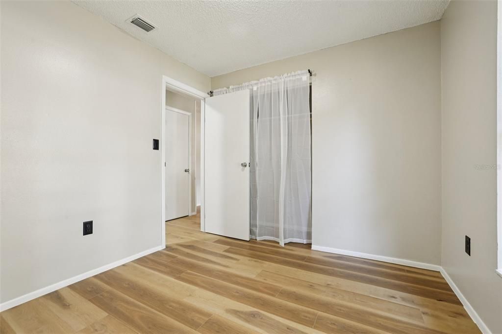 Под контрактом: $250,000 (3 спален, 1 ванн, 988 Квадратных фут)