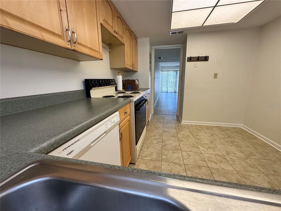 合同活跃: $150,000 (2 贝兹, 2 浴室, 975 平方英尺)