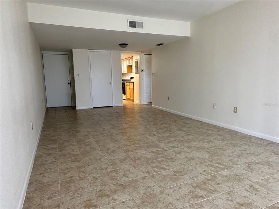 合同活跃: $150,000 (2 贝兹, 2 浴室, 975 平方英尺)