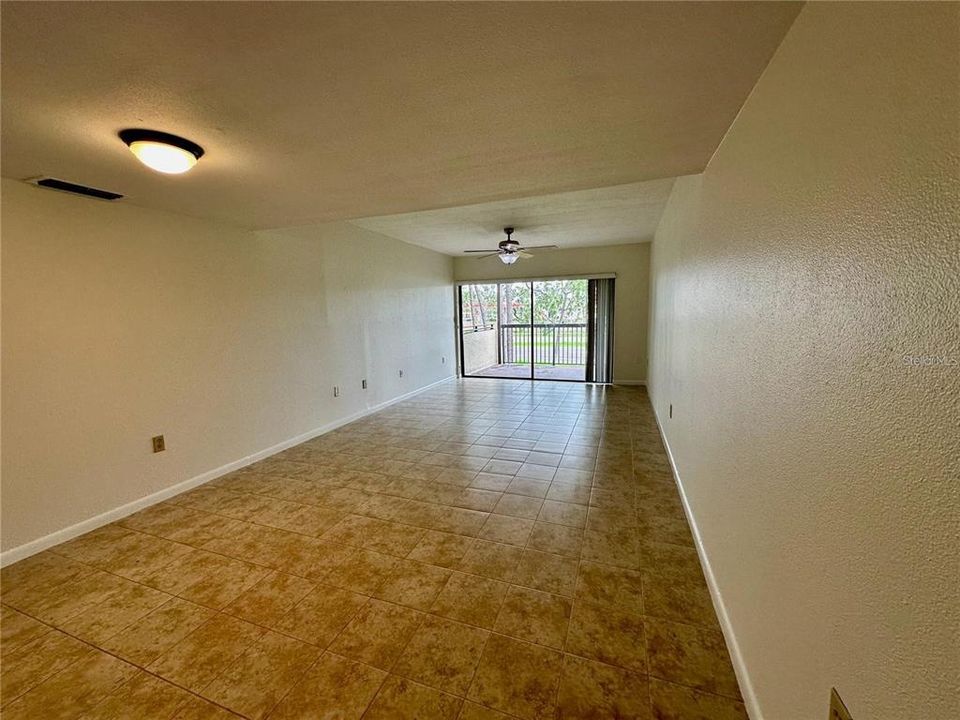 合同活跃: $150,000 (2 贝兹, 2 浴室, 975 平方英尺)