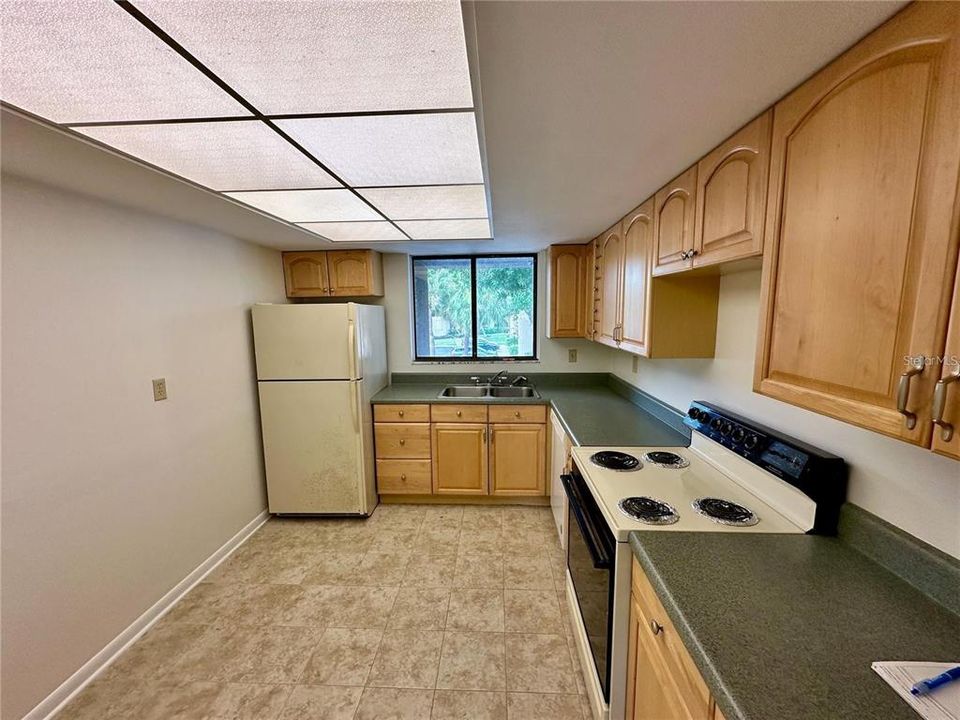 合同活跃: $150,000 (2 贝兹, 2 浴室, 975 平方英尺)