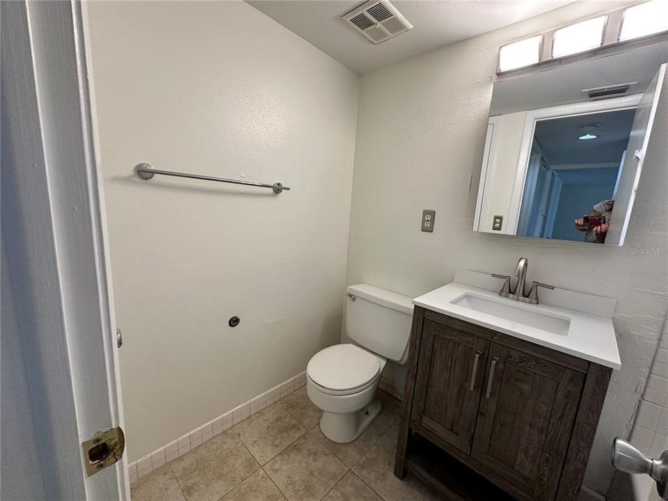 合同活跃: $150,000 (2 贝兹, 2 浴室, 975 平方英尺)