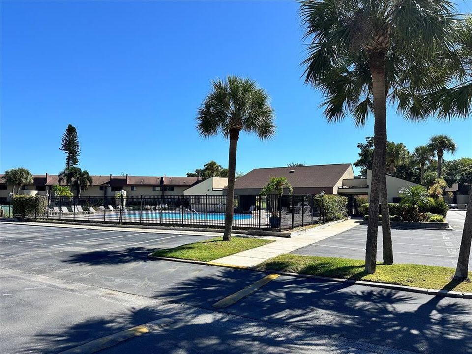 合同活跃: $150,000 (2 贝兹, 2 浴室, 975 平方英尺)