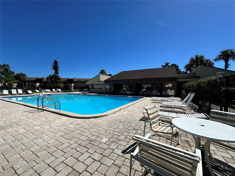 合同活跃: $150,000 (2 贝兹, 2 浴室, 975 平方英尺)